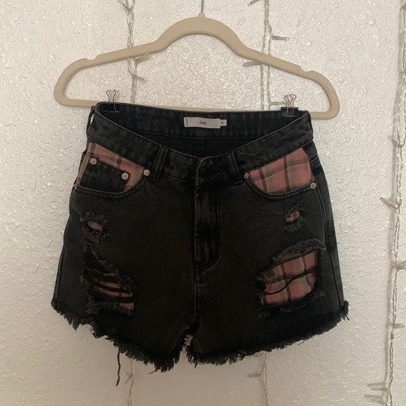 Mid rise distressed black shorts. - Picture 1 of 2